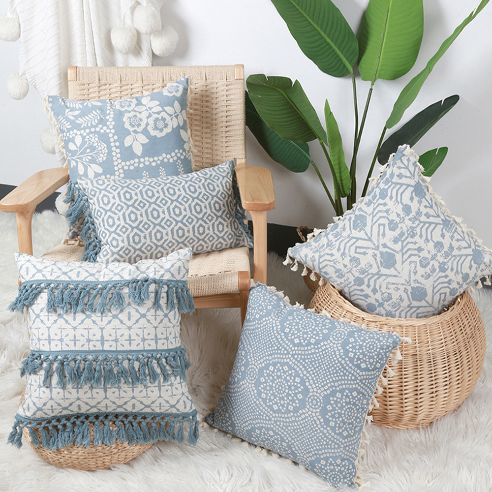 Almohada decorativa con cojín estampado y borla.