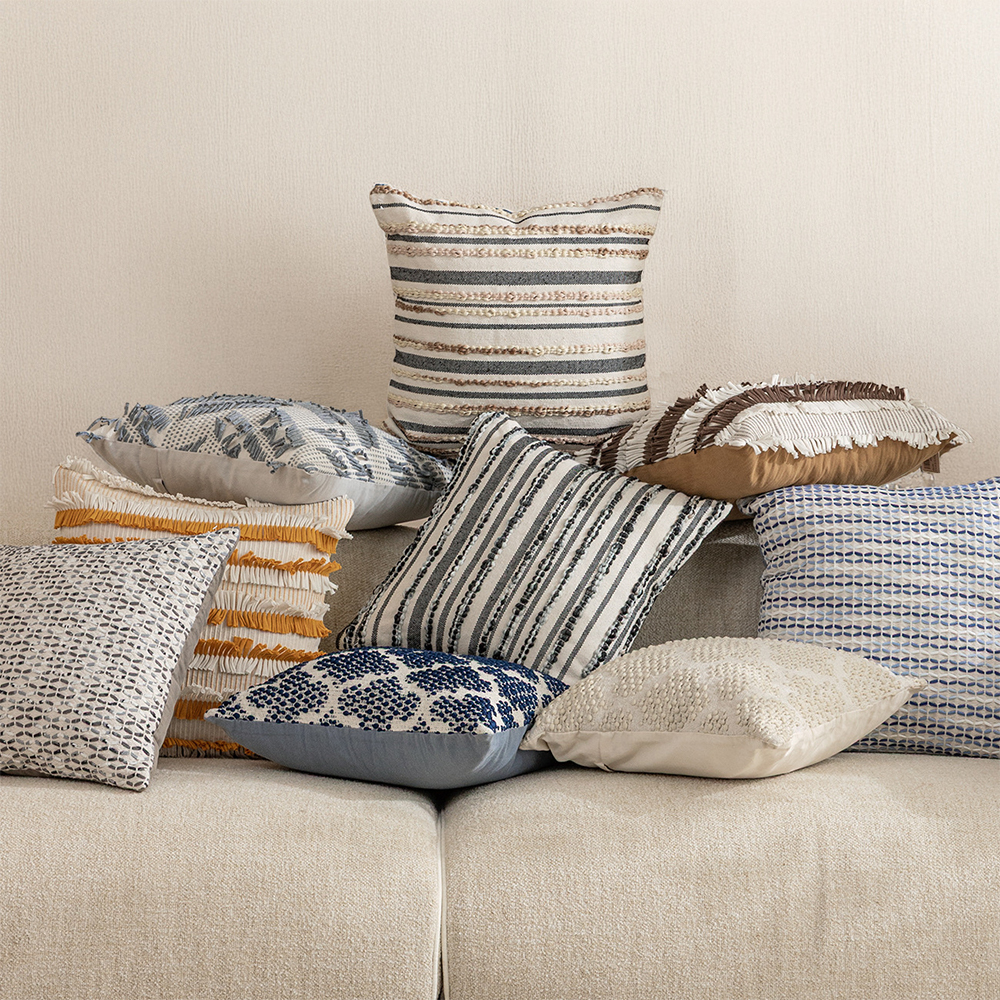 Almohada decorativa con adorno de cuerda texturizada