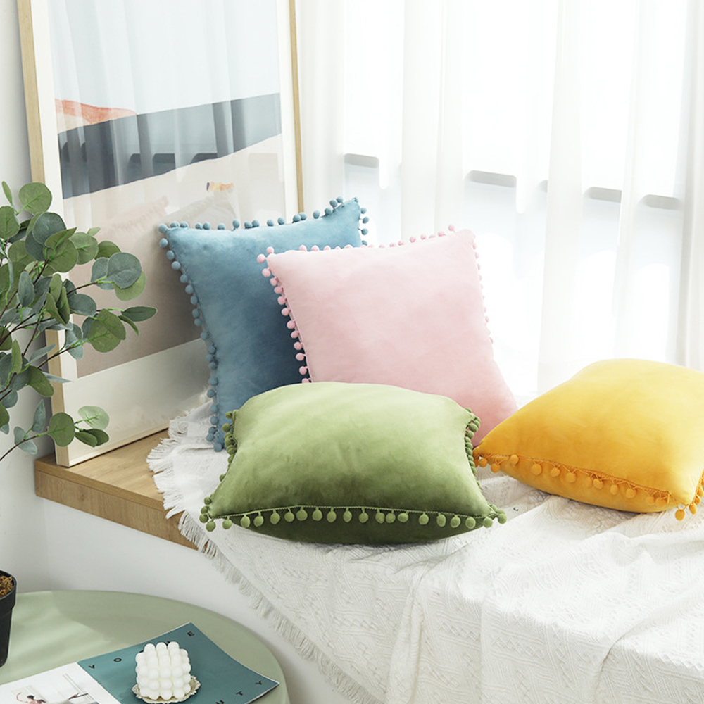 Almohada decorativa de cojín de terciopelo con flecos de bolas de pompones