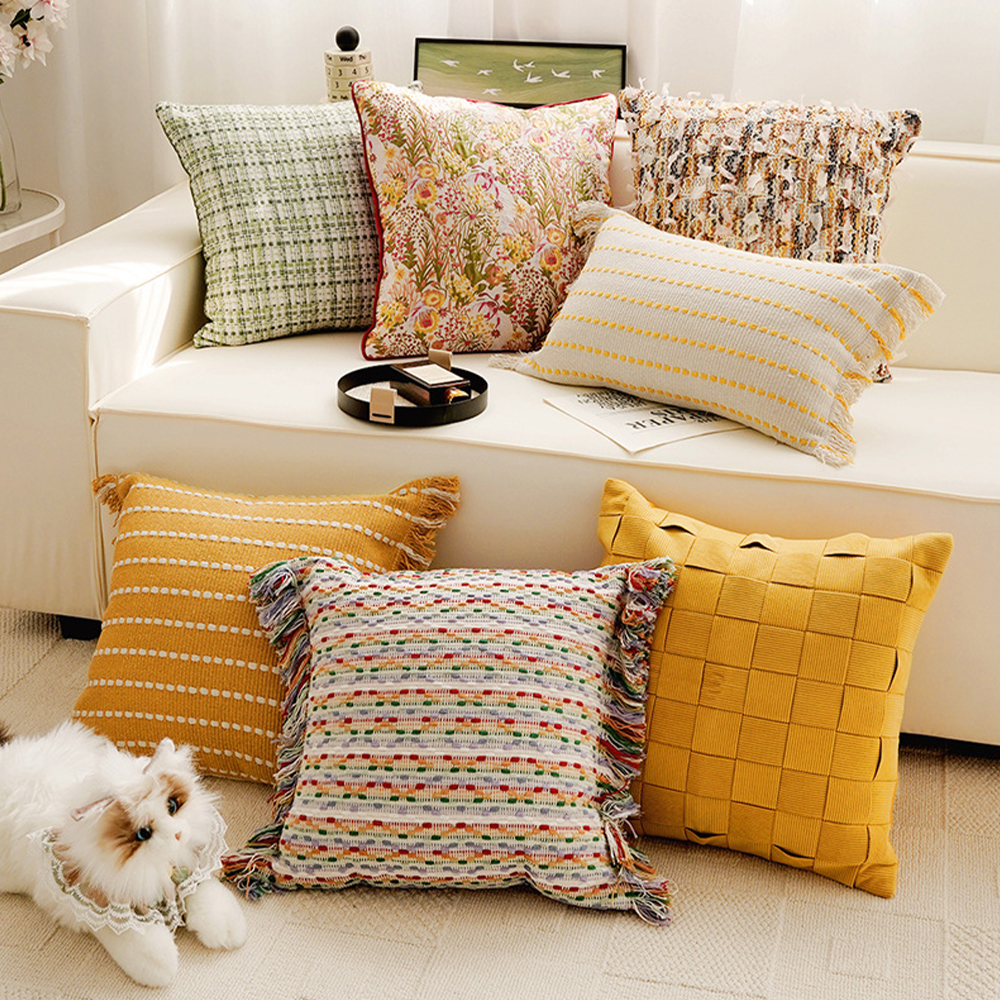 Juego de cojines decorativos con diseño floral de colores.