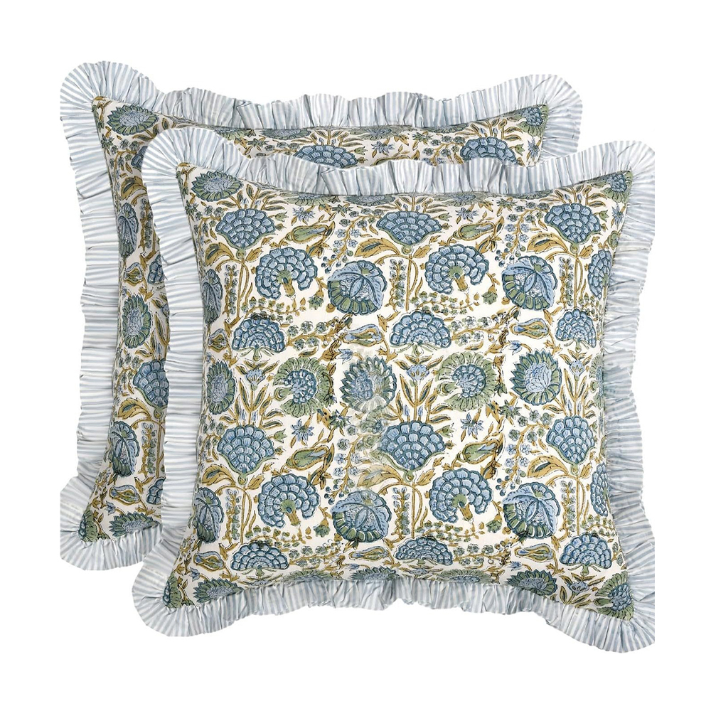 Cojín decorativo con estampado floral y borde de volantes