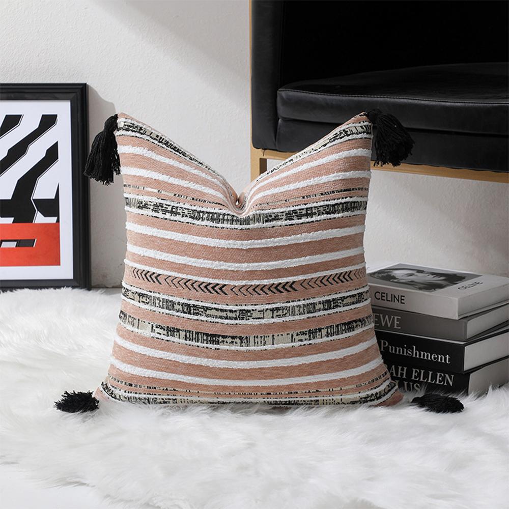 Almohada decorativa con textura de chenilla a rayas y borla