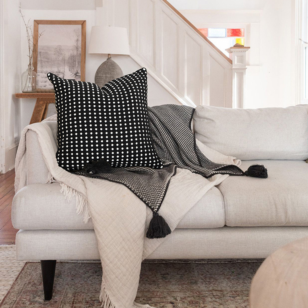 Almohada decorativa con cojín tejido en hilo de algodón.